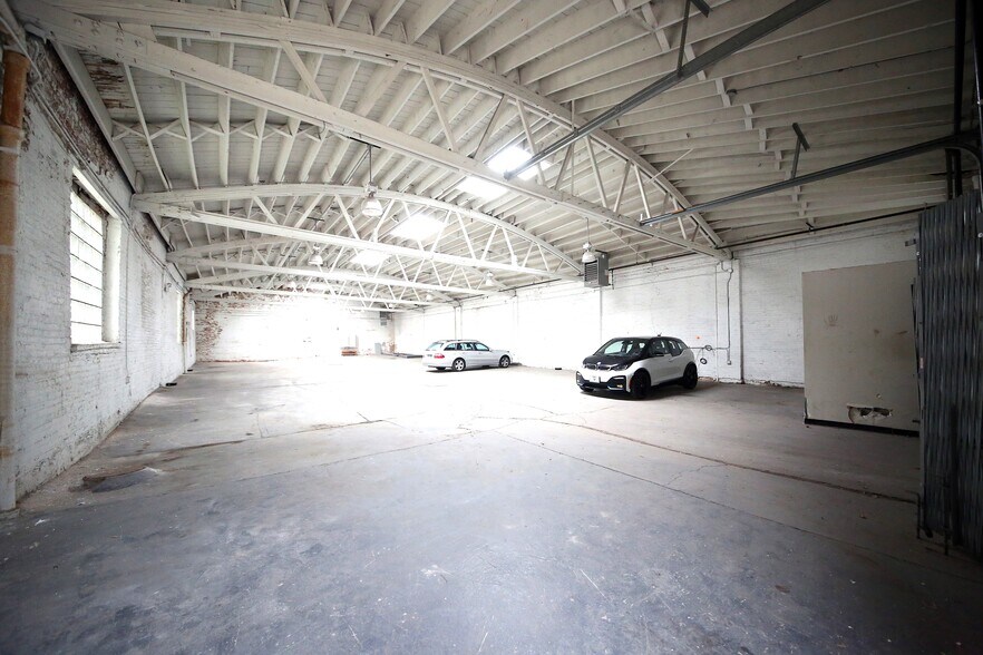 More Photos Of 900 W Cermak Rd, Chicago Warehouse For Lease