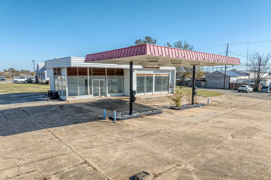 More Photos Of 212 N Austin Ave, Denison Bank For Sale