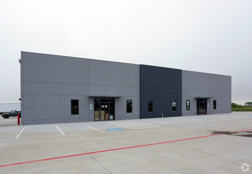 More Photos Of 708 E Houston St, Anna Warehouse For Lease