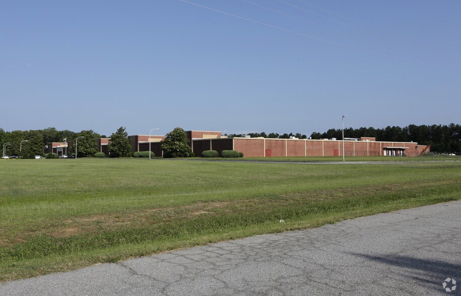 Primary Photo Of 100 Bailey Plant Rd, Clinton Manufacturing For Sale