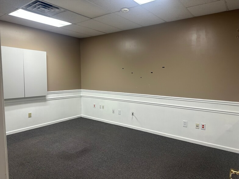 More Photos Of 9600 Sunbeam Ctr, Jacksonville Office For Sale