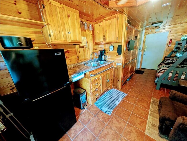 More Photos Of 74 2nd St, Moran Trailer Camper Park For Sale