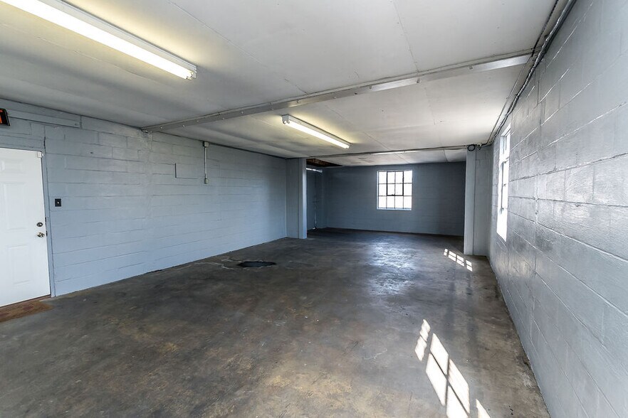 More Photos Of 196 Carlton Dr, Inwood Industrial For Sale
