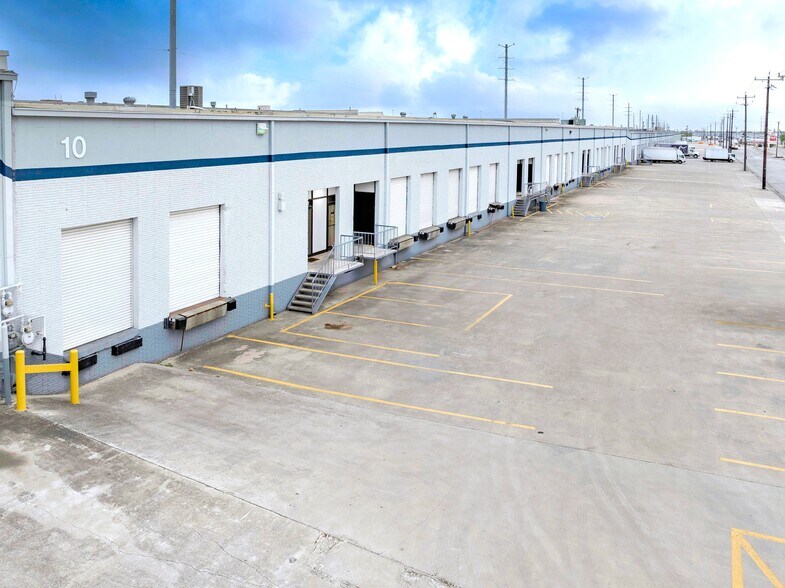 More Photos Of 5810-5922 Business Park, San Antonio Warehouse For Lease