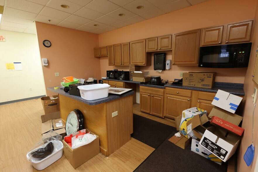 More Photos Of 913-915 Western Ave, Pittsburgh Storefront Retail Office For Lease