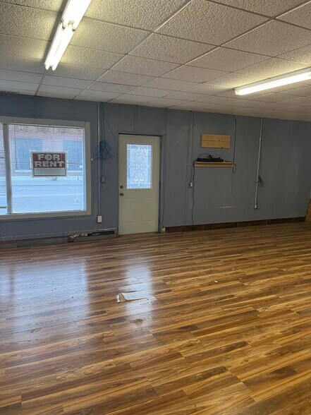 More Photos Of 204-206 E 3rd St, Brookston Showroom For Lease