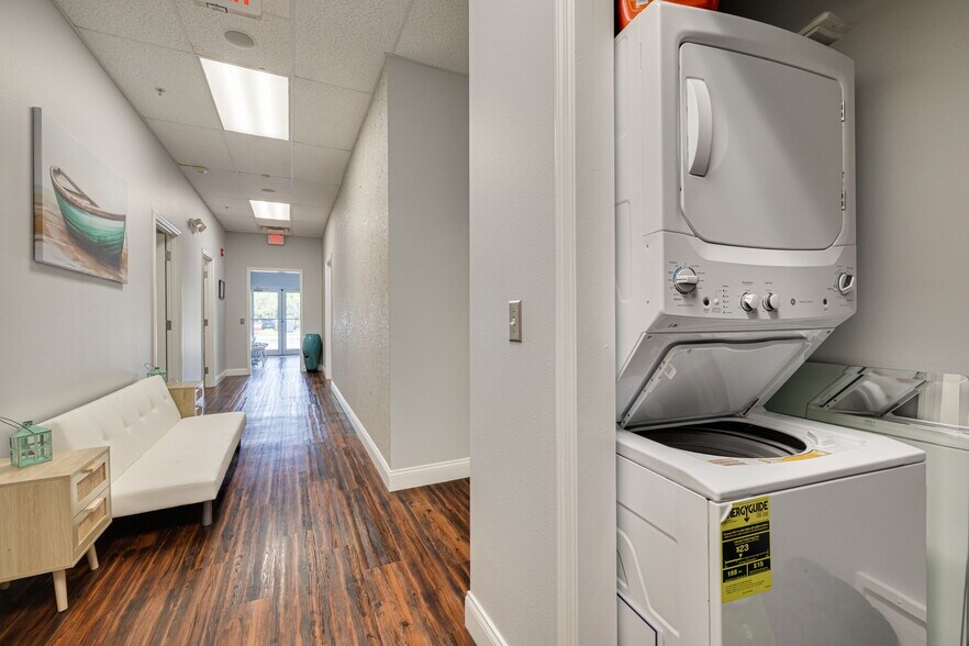 More Photos Of 1015-1033 W Bay Dr, Largo Freestanding For Lease