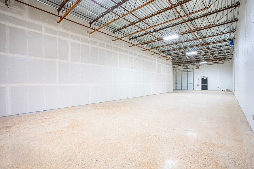 More Photos Of 3130-3140 Towerwood Dr, Farmers Branch Light Manufacturing For Lease