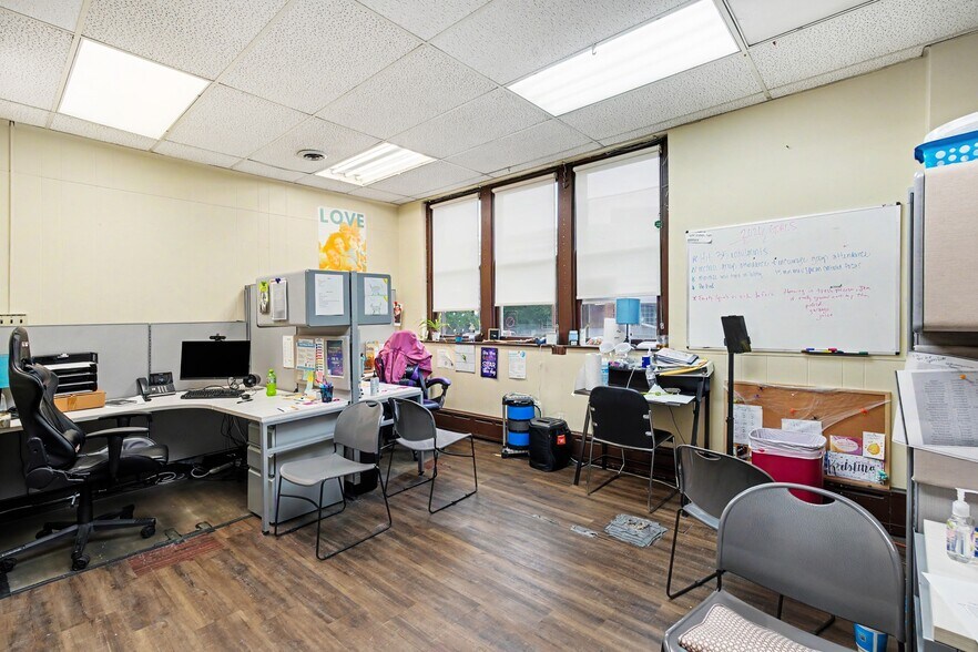 More Photos Of 1002 Monmouth St, Newport Office Residential For Sale