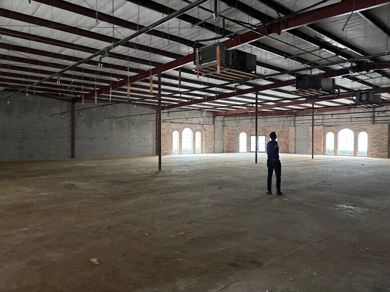 More Photos Of 201 N Pacific St, Conroe Freestanding For Lease