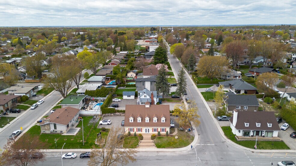 More Photos Of 675 Boul Samson, Laval Office For Sale