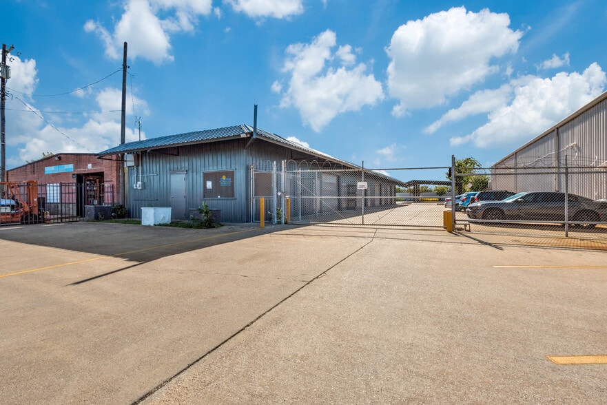 More Photos Of 10820 C F Hawn Fwy, Dallas Warehouse For Sale