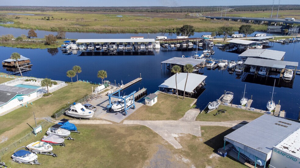 More Photos Of 3900 Peninsula Pt, Sanford Marina For Sale