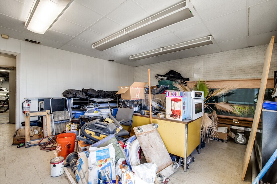 More Photos Of 301 E Walnut St, Garland Warehouse For Sale