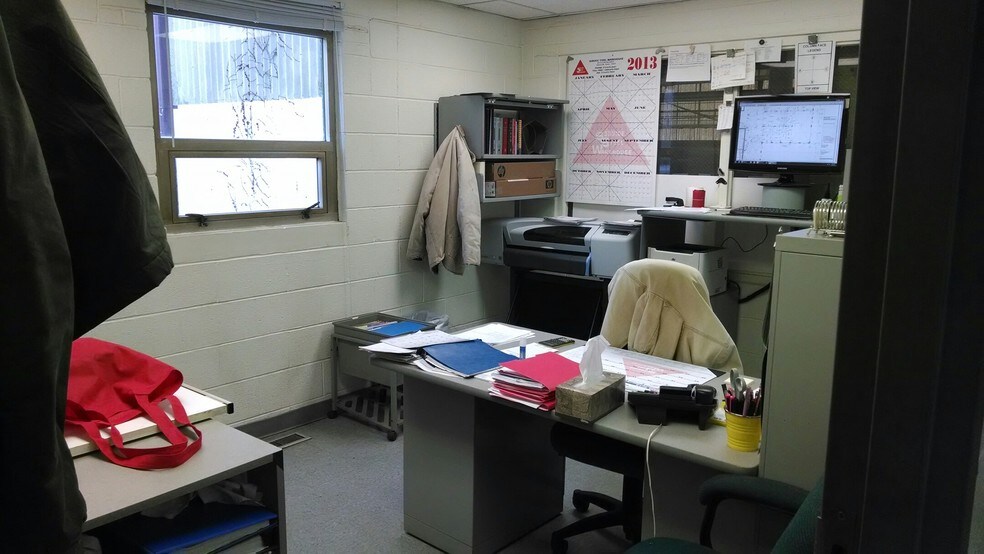 More Photos Of 420 Woodruff Rd, Joliet Warehouse For Lease