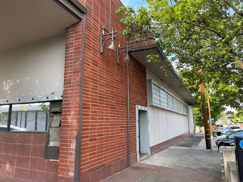 More Photos Of 1810 Market St, Redding Office Residential For Lease