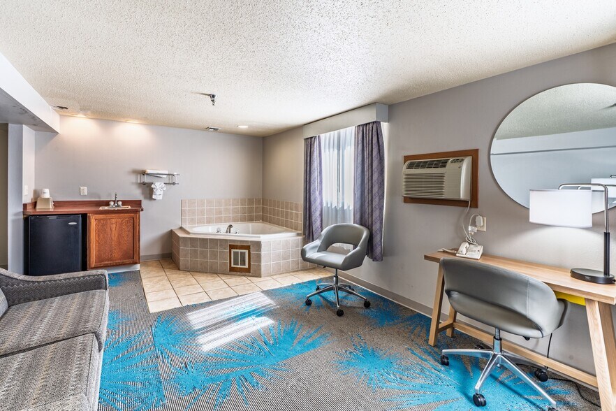 More Photos Of 519 Crook St, Custer Hotel For Sale