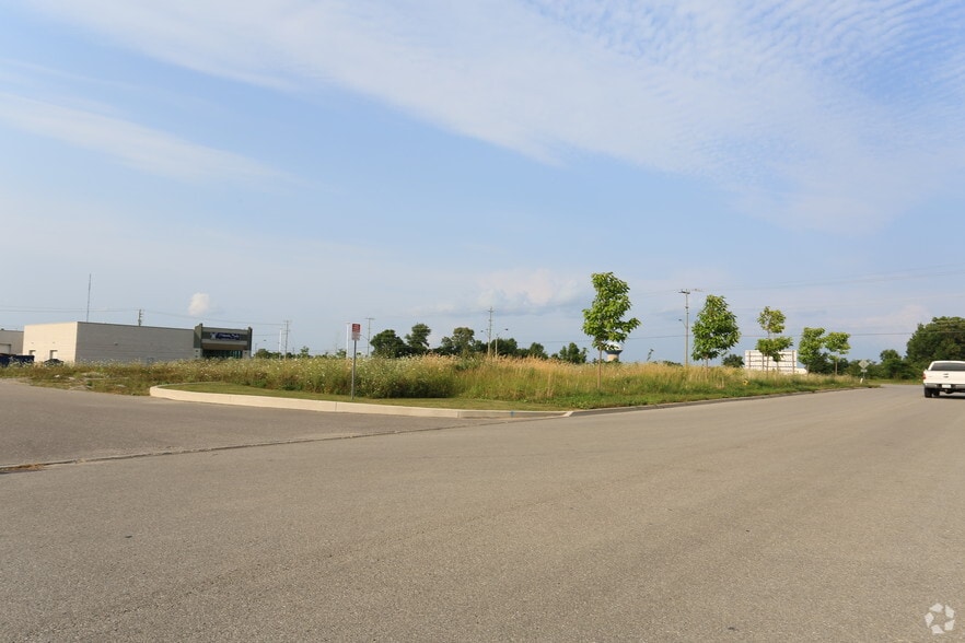 More Photos Of 341 King St, Barrie Light Distribution For Lease