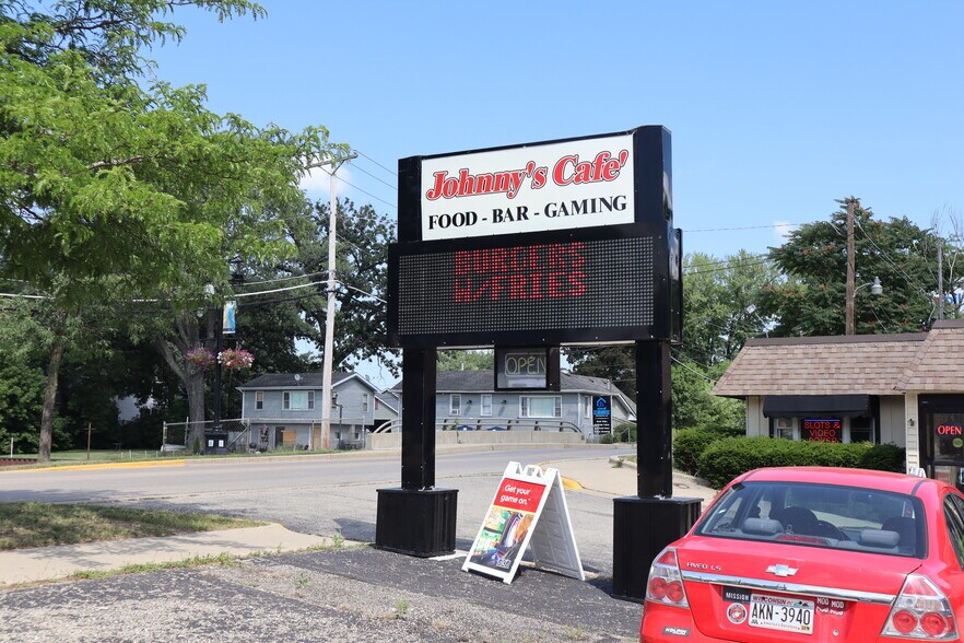 More Photos Of 89 E Grand Ave, Fox Lake Restaurant For Sale