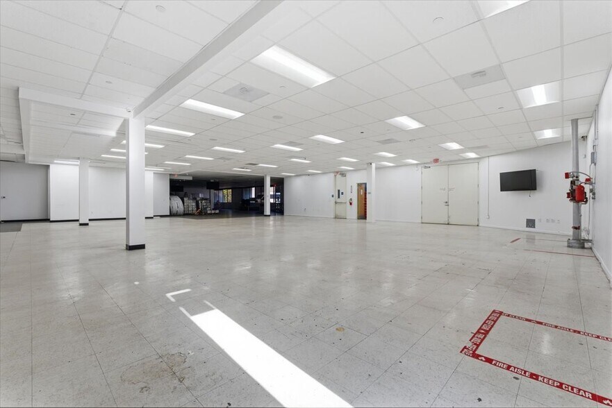 More Photos Of 6110 Variel Ave, Woodland Hills Research And Development For Lease