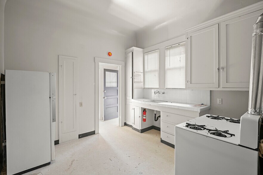 More Photos Of 322 Athol Ave, Oakland Multifamily For Sale