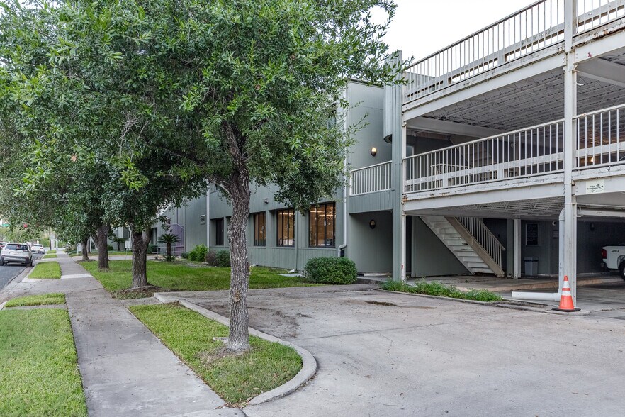 More Photos Of 3301 Santa Fe St, Corpus Christi Office For Lease
