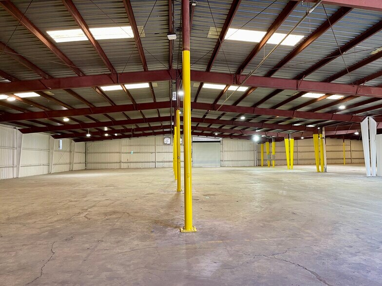 More Photos Of 14236 Gainesville St, Houston Warehouse For Lease