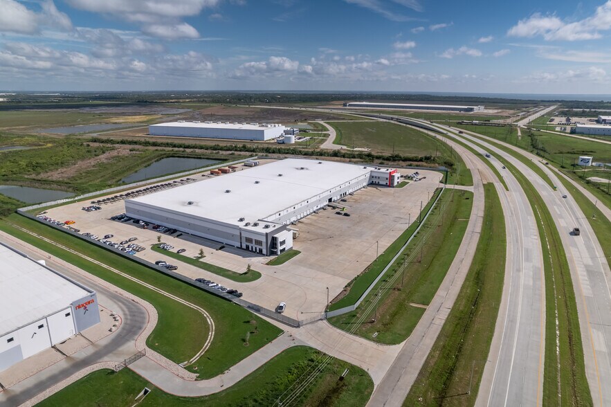 More Photos Of 6101 Grand Pky S, Baytown Distribution For Lease