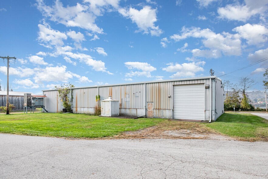 More Photos Of 330 N Front St, Ripley Flex For Sale