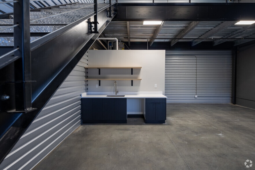 More Photos Of 5705-5725 Stables Way, Alpharetta Showroom For Lease