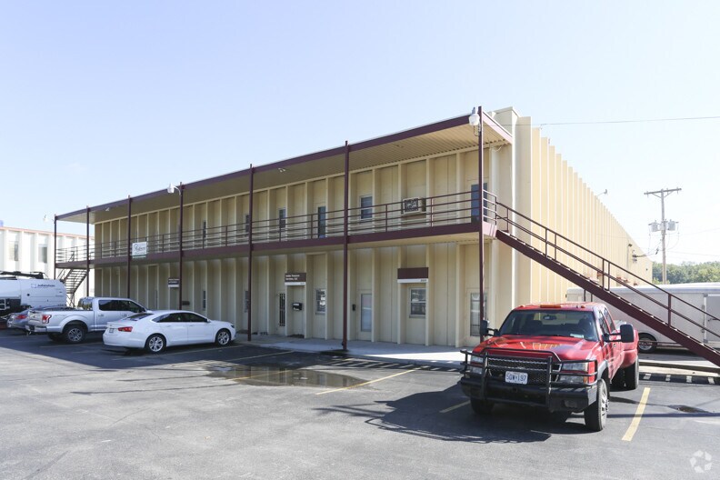 More Photos Of 3051-3121 Merriam Ln, Kansas City Light Manufacturing For Lease