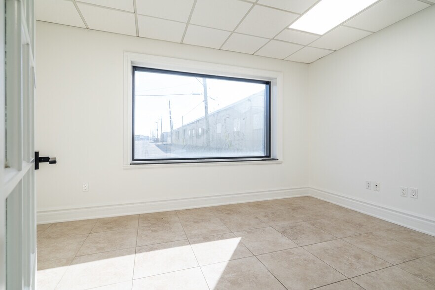 More Photos Of 100 Burland Cres, Hamilton Warehouse For Lease