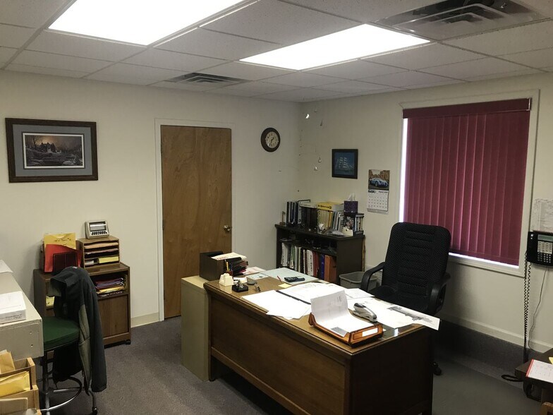 More Photos Of 820 Bridgeview N, Saginaw Office For Sale