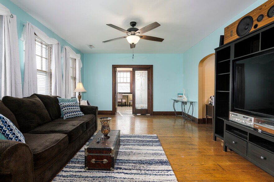 More Photos Of 5001 Pernod Ave, Saint Louis Flex For Sale