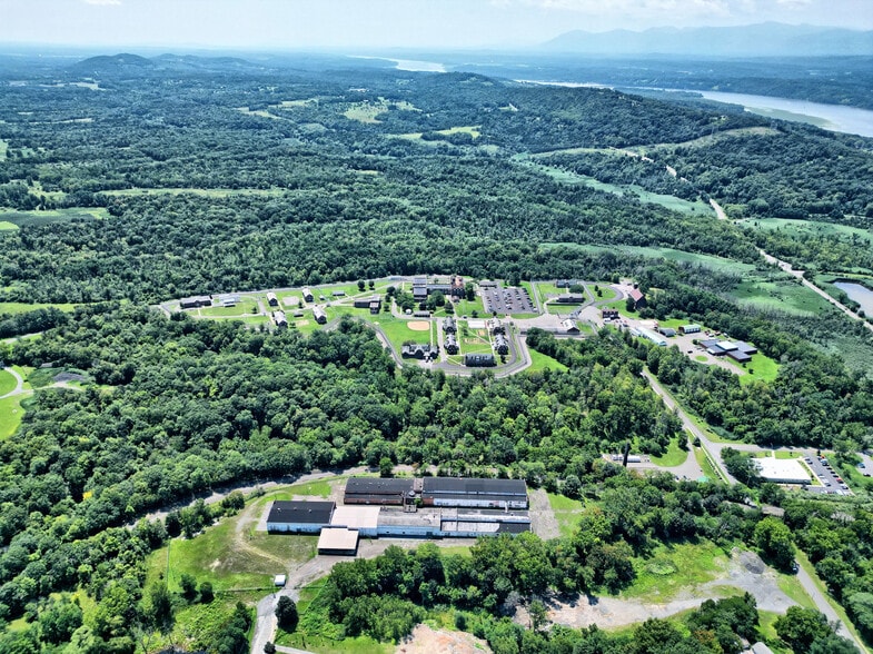 More Photos Of 511 Warren St, Hudson Storefront Retail Residential For Sale