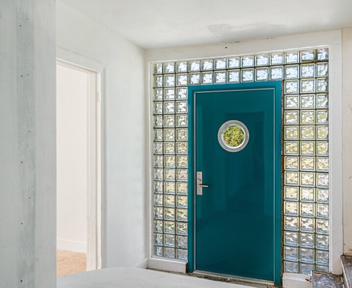 More Photos Of 3590 Thomas St, Memphis Office For Sale