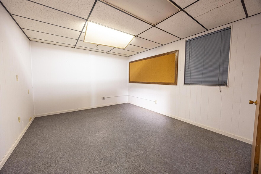 More Photos Of 213 W 1st St, Huntingburg Warehouse For Lease