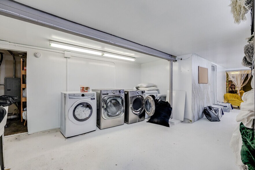 More Photos Of 302 W Victory Dr, Savannah Freestanding For Sale