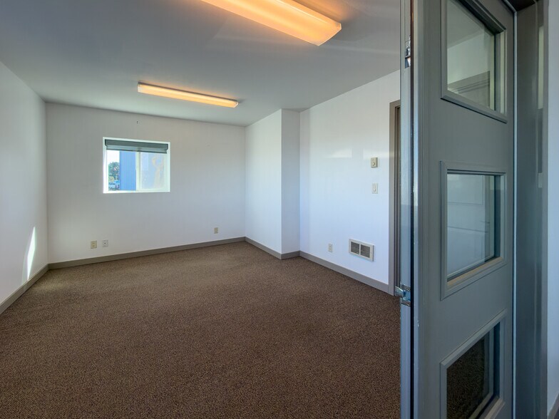 More Photos Of 125 Baltimore Ave SE, Bandon General Retail For Sale