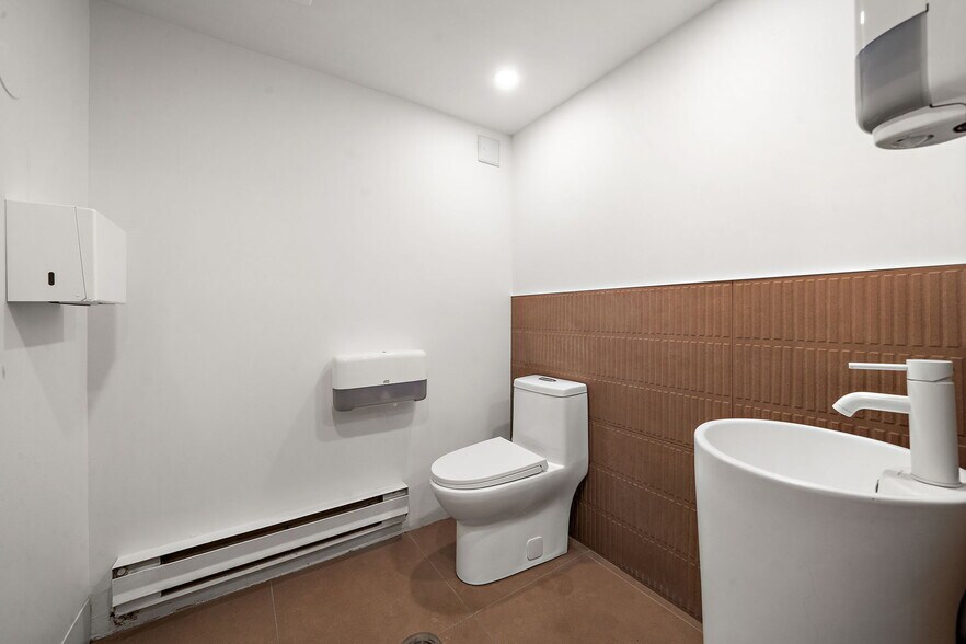 More Photos Of 71-81 Av Du Mont-Royal O, Montréal Office For Sale