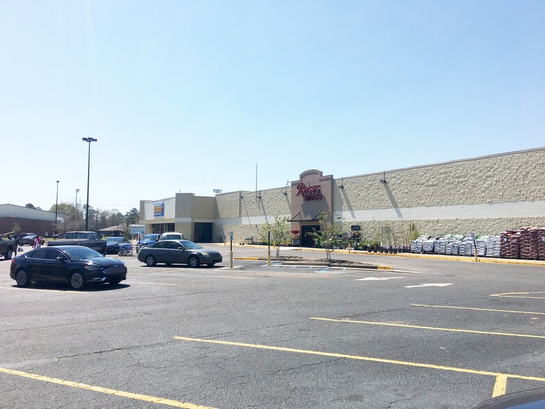 More Photos Of 2041 Douglas Ave, Brewton Supermarket For Lease