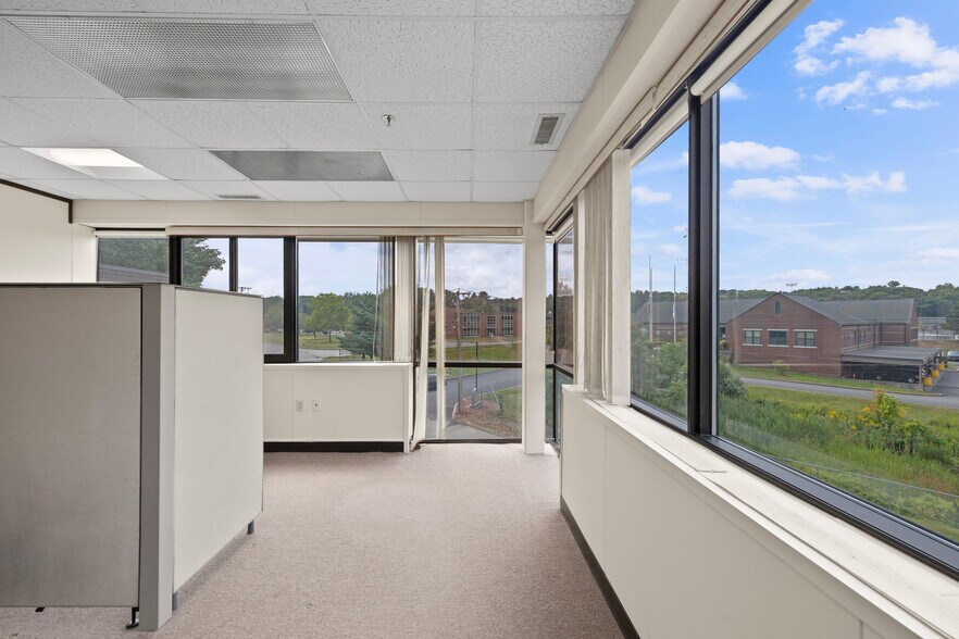 More Photos Of 1 Olde North Rd, Chelmsford Office For Lease