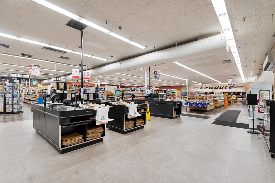 More Photos Of 2330 Menasha Ave, Manitowoc Supermarket For Sale