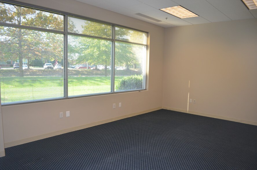 More Photos Of 4170 Lafayette Center Dr, Chantilly Light Distribution For Lease