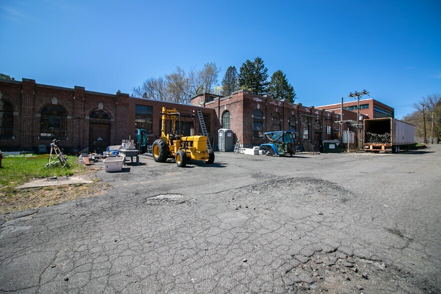 More Photos Of 288 Main St, Monson Warehouse For Lease