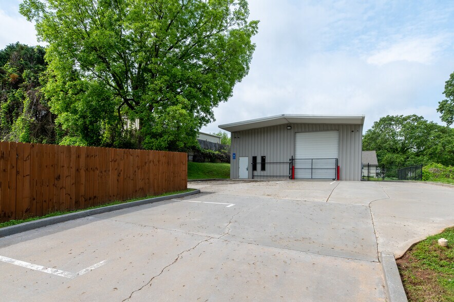 More Photos Of 70 N Gwinnett St, Buford Showroom For Sale