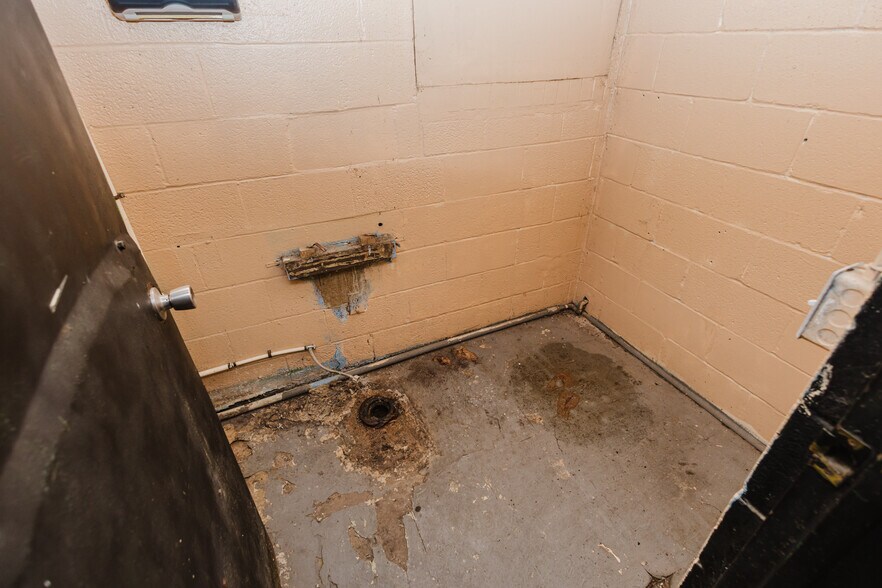 More Photos Of 2033 S Broadway St, Wichita Bar For Sale