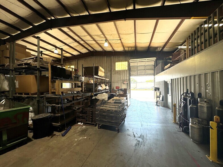 More Photos Of 1211 S Powell Rd, Independence Manufacturing For Lease