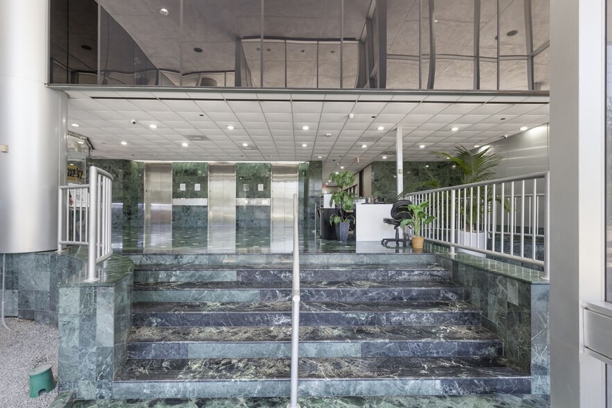 More Photos Of 6222 Richmond Ave, Houston Office For Sale