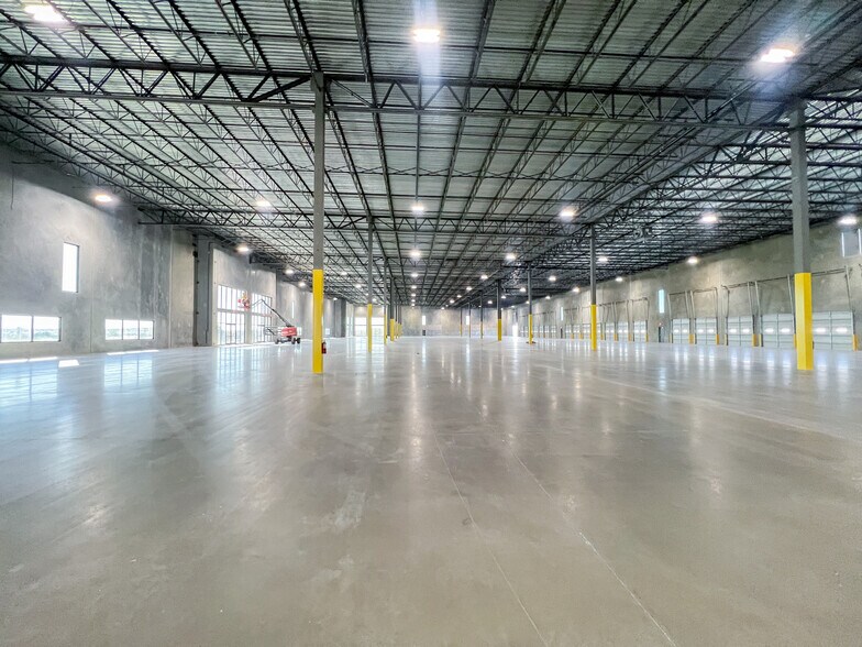 More Photos Of 11708 McAngus Rd, Del Valle Warehouse For Lease